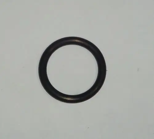 Schwarzer O-Ring auf hellem Hintergrund, verwendet in Daikin-Systemen. Der O-Ring hat eine runde Form und ist aus flexiblem Material gefertigt.